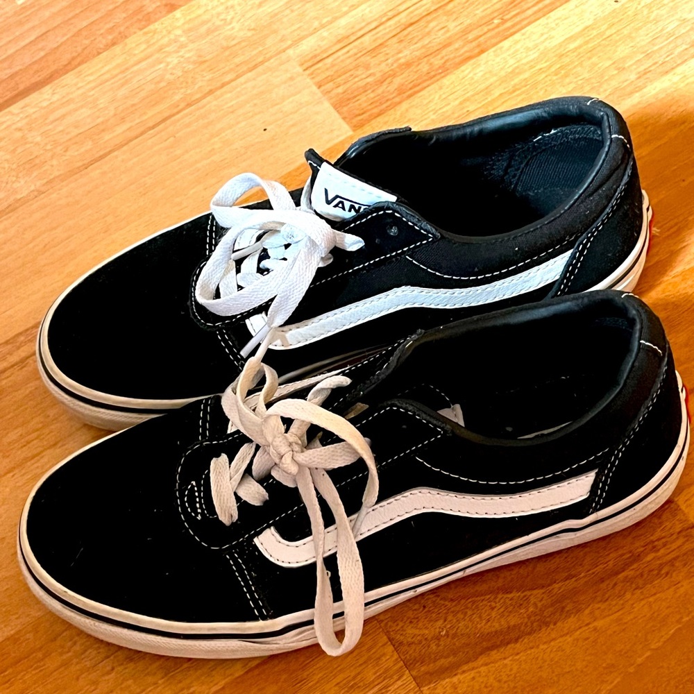 Vans Ward low top Women's Size 7 / Youth 5 😎 Barely worn!!